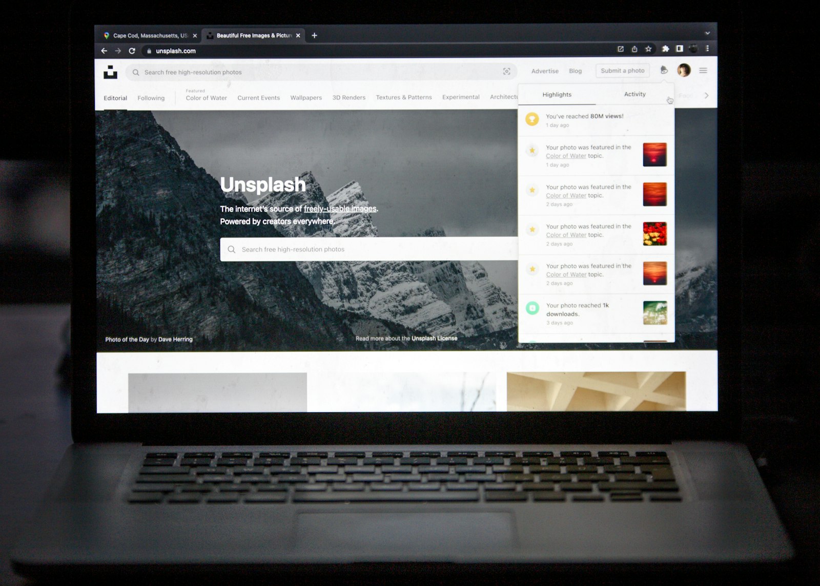 Shopify automatise les traductions pour huit langues : jusqu’où déléguer sans perdre sa voix de marque ?